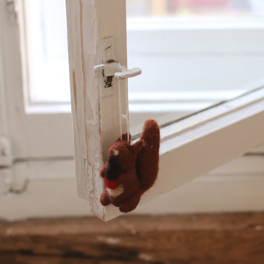 Ornement en feutre - Eliott l'écureuil gourmand