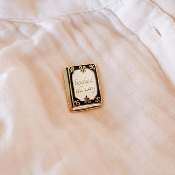 Épinglette - Occupé à lire